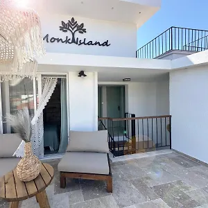 Monk Island Otel